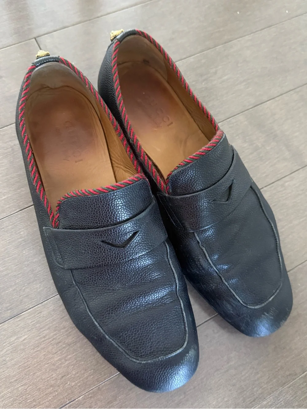 Gucci Men's Black Pebbled Leather Slip-On Loafer with Red Trim - Picture 2 of 8